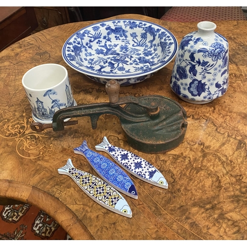 134 - A MIXED CERAMIC BLUE AND WHITE LOT TO INCLUDE (i) a Chinese koi fish blue and white bowl, (ii) a han... 