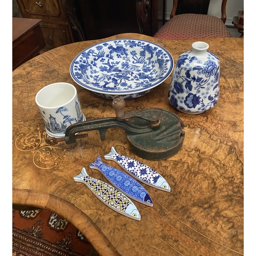 134 - A MIXED CERAMIC BLUE AND WHITE LOT TO INCLUDE (i) a Chinese koi fish blue and white bowl, (ii) a han... 