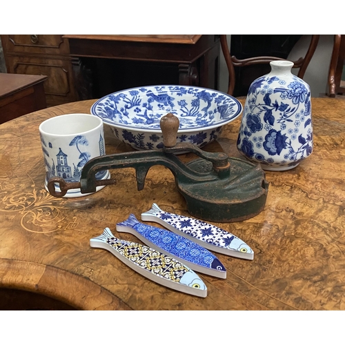 134 - A MIXED CERAMIC BLUE AND WHITE LOT TO INCLUDE (i) a Chinese koi fish blue and white bowl, (ii) a han... 