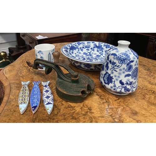 134 - A MIXED CERAMIC BLUE AND WHITE LOT TO INCLUDE (i) a Chinese koi fish blue and white bowl, (ii) a han... 