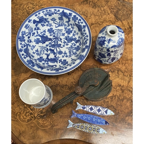 134 - A MIXED CERAMIC BLUE AND WHITE LOT TO INCLUDE (i) a Chinese koi fish blue and white bowl, (ii) a han... 