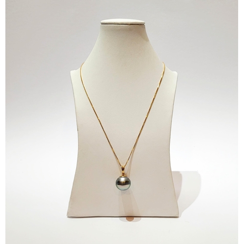 167 - AN 18CT YELLOW GOLD PEACOCK FRESHWATER PEARL PENDANT NECKLACE, the pearl measures 1.5cm wide. The ch... 