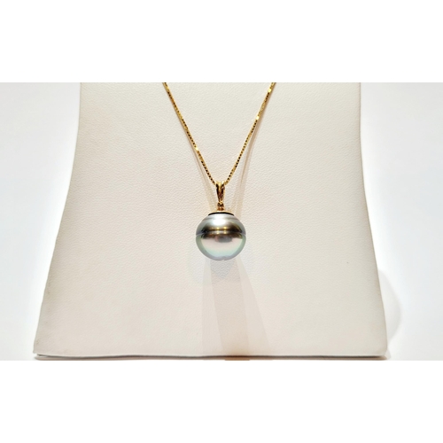 167 - AN 18CT YELLOW GOLD PEACOCK FRESHWATER PEARL PENDANT NECKLACE, the pearl measures 1.5cm wide. The ch... 