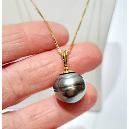 167 - AN 18CT YELLOW GOLD PEACOCK FRESHWATER PEARL PENDANT NECKLACE, the pearl measures 1.5cm wide. The ch... 