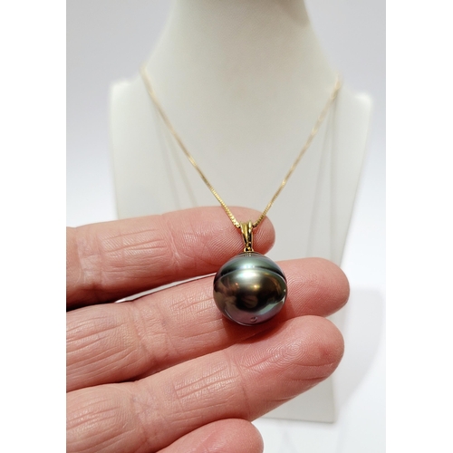 167 - AN 18CT YELLOW GOLD PEACOCK FRESHWATER PEARL PENDANT NECKLACE, the pearl measures 1.5cm wide. The ch... 