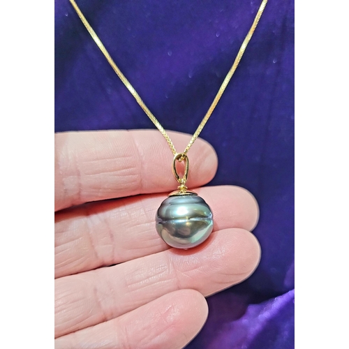 167 - AN 18CT YELLOW GOLD PEACOCK FRESHWATER PEARL PENDANT NECKLACE, the pearl measures 1.5cm wide. The ch... 