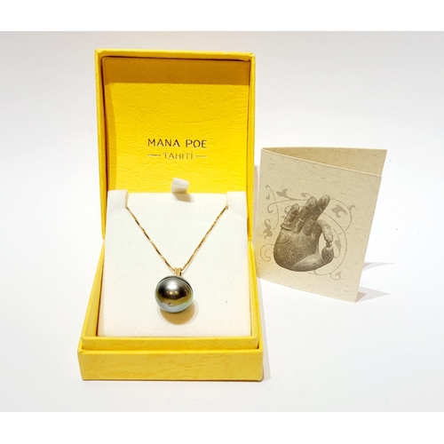 167 - AN 18CT YELLOW GOLD PEACOCK FRESHWATER PEARL PENDANT NECKLACE, the pearl measures 1.5cm wide. The ch... 