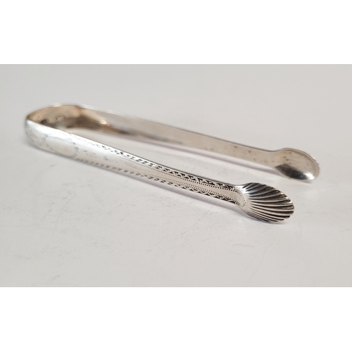 169 - AN IRISH 18TH CENTURY SILVER SUGAR TONGS, by the maker Benjamin Taitt. Circa 1790. Decorated with a ... 