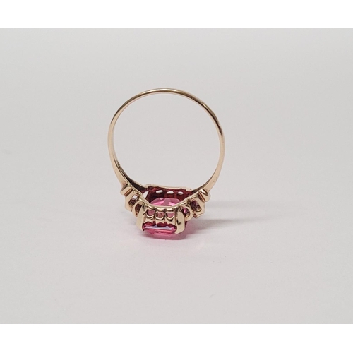 17 - A 10CT YELLOW GOLD BRIGHT PINK TOPAZ RING. The stone is very pretty – with a lovely shade of pink, t... 