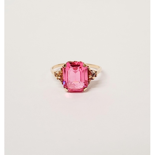 17 - A 10CT YELLOW GOLD BRIGHT PINK TOPAZ RING. The stone is very pretty – with a lovely shade of pink, t... 