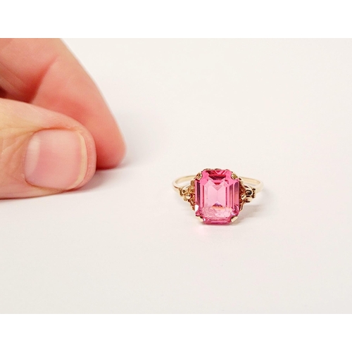 17 - A 10CT YELLOW GOLD BRIGHT PINK TOPAZ RING. The stone is very pretty – with a lovely shade of pink, t... 