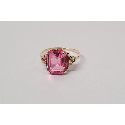 17 - A 10CT YELLOW GOLD BRIGHT PINK TOPAZ RING. The stone is very pretty – with a lovely shade of pink, t... 