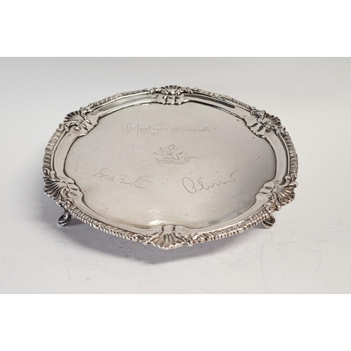 170 - AN 18TH CENTURY IRISH SOLID SILVER GEORGE III SALVER DISH. The circular dish with scrolling foliage ... 