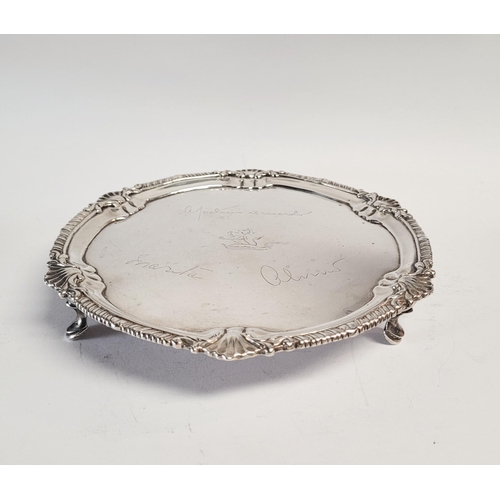 170 - AN 18TH CENTURY IRISH SOLID SILVER GEORGE III SALVER DISH. The circular dish with scrolling foliage ... 