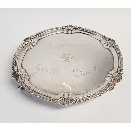 170 - AN 18TH CENTURY IRISH SOLID SILVER GEORGE III SALVER DISH. The circular dish with scrolling foliage ... 