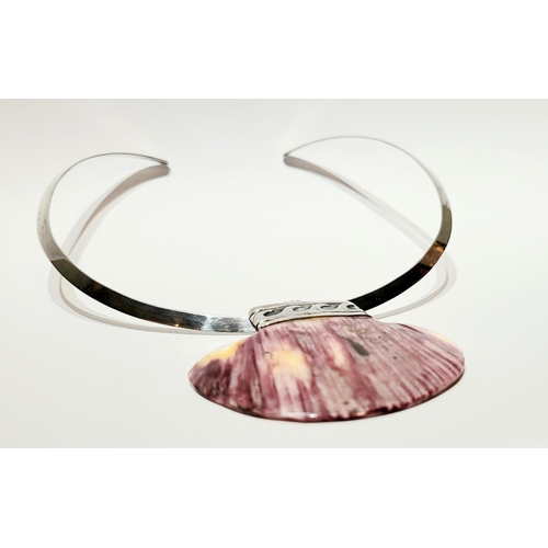 192 - A UNIQUE SILVER CLAM SHELL NECKLACE, with a silver curved open ended necklace having a large silver ... 