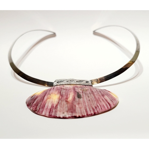 192 - A UNIQUE SILVER CLAM SHELL NECKLACE, with a silver curved open ended necklace having a large silver ... 