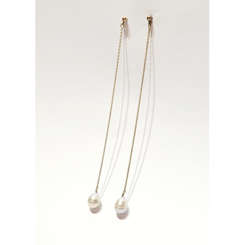 207 - A PRETTY PAIR OF PEARL DROP EARRING, the pearls at the end of a long gold coloured link chain. 11cm ... 