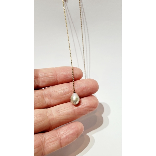 207 - A PRETTY PAIR OF PEARL DROP EARRING, the pearls at the end of a long gold coloured link chain. 11cm ... 