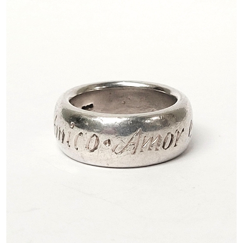 224 - A SOLID SILVER WRIGHT & TEAGUE INSCRIPTION RING, inscribed with the Latin phrase: ‘Amicus Amico, Amo... 