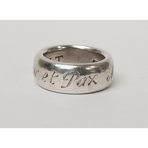 224 - A SOLID SILVER WRIGHT & TEAGUE INSCRIPTION RING, inscribed with the Latin phrase: ‘Amicus Amico, Amo... 