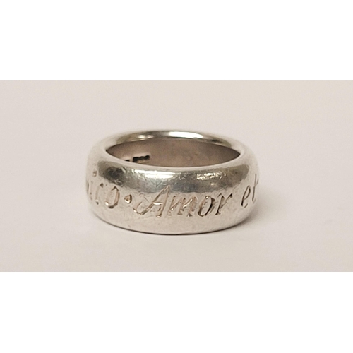 224 - A SOLID SILVER WRIGHT & TEAGUE INSCRIPTION RING, inscribed with the Latin phrase: ‘Amicus Amico, Amo... 