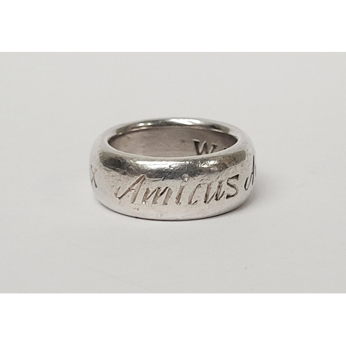 224 - A SOLID SILVER WRIGHT & TEAGUE INSCRIPTION RING, inscribed with the Latin phrase: ‘Amicus Amico, Amo... 