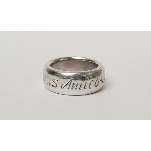 224 - A SOLID SILVER WRIGHT & TEAGUE INSCRIPTION RING, inscribed with the Latin phrase: ‘Amicus Amico, Amo... 