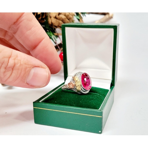 23 - A STUNNING 14CT WHITE GOLD PINK RUBY / TOURMALINE COCKTAIL RING, with yellow & rose gold accents to ... 