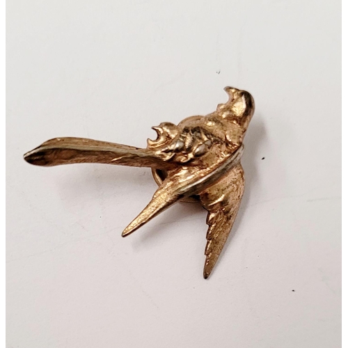 246 - A MINIATURE VINTAGE FRENCH BIRD PIN/BROOCH, indistinct marks to the underside. 2.5 x 2cm.