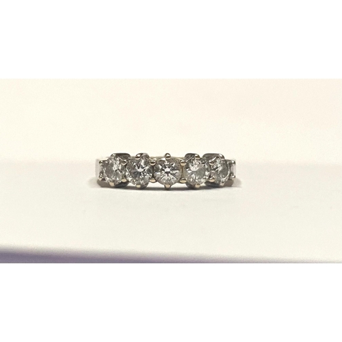 30 - AN EXCELLENT 18CT WHITE GOLD FIVE STONE DIAMOND RING, five brilliant round cut diamonds in raised cl... 