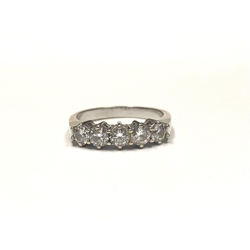 30 - AN EXCELLENT 18CT WHITE GOLD FIVE STONE DIAMOND RING, five brilliant round cut diamonds in raised cl... 