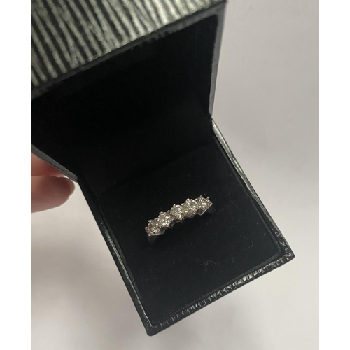 30 - AN EXCELLENT 18CT WHITE GOLD FIVE STONE DIAMOND RING, five brilliant round cut diamonds in raised cl... 