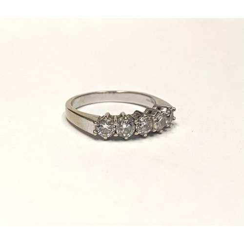 30 - AN EXCELLENT 18CT WHITE GOLD FIVE STONE DIAMOND RING, five brilliant round cut diamonds in raised cl... 