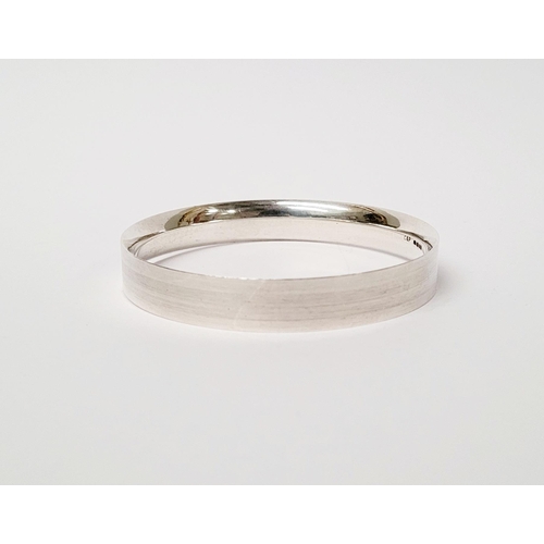 35 - A FINELY CRAFTED COX & POWER STERLING SILVER BANGLE, with brushed finish having a gold coloured stri... 