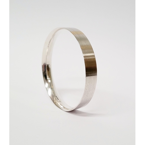 35 - A FINELY CRAFTED COX & POWER STERLING SILVER BANGLE, with brushed finish having a gold coloured stri... 