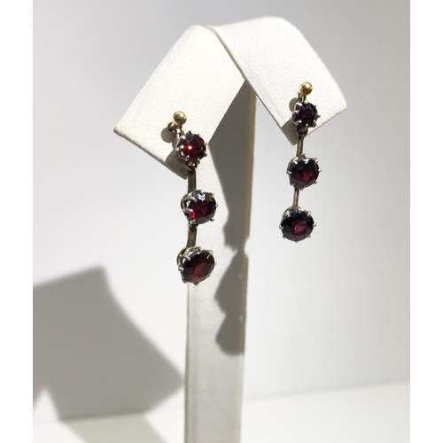 39 - A BEAUTIFUL PAIR OF 9CT GOLD THREE STONE GARNET DROP EARRINGS, clasps marked 9ct, the earrings featu... 