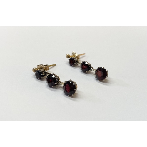 39 - A BEAUTIFUL PAIR OF 9CT GOLD THREE STONE GARNET DROP EARRINGS, clasps marked 9ct, the earrings featu... 