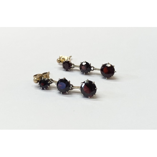 39 - A BEAUTIFUL PAIR OF 9CT GOLD THREE STONE GARNET DROP EARRINGS, clasps marked 9ct, the earrings featu... 