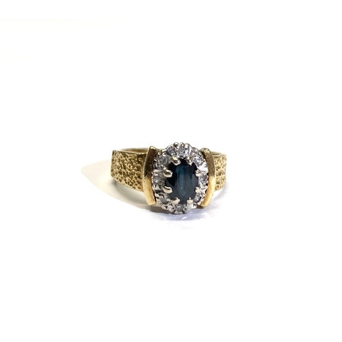 44 - AN EXCELLENT 18CT YELLOW GOLD SAPPHIRE AND DIAMOND CLUSTER RING, with central oval cut sapphire in e... 