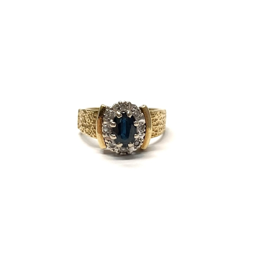 44 - AN EXCELLENT 18CT YELLOW GOLD SAPPHIRE AND DIAMOND CLUSTER RING, with central oval cut sapphire in e... 