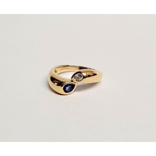 49 - AN 18CT YELLOW GOLD SAPPHIRE & DIAMOND CROSSOVER RING, a beautiful dynamic piece of contemporary jew... 