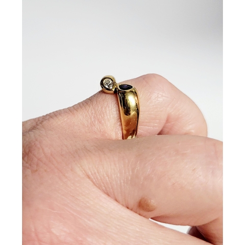 49 - AN 18CT YELLOW GOLD SAPPHIRE & DIAMOND CROSSOVER RING, a beautiful dynamic piece of contemporary jew... 