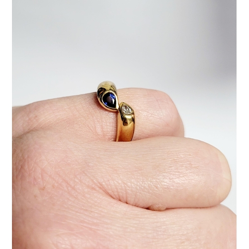 49 - AN 18CT YELLOW GOLD SAPPHIRE & DIAMOND CROSSOVER RING, a beautiful dynamic piece of contemporary jew... 