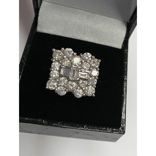 5 - A FANTASTIC 18CT WHITE GOLD ART DECO STYLE DIAMOND CLUSTER RING, with three central baguette cut dia... 