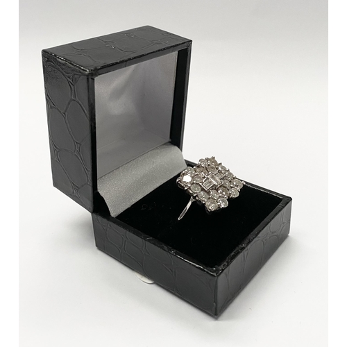 5 - A FANTASTIC 18CT WHITE GOLD ART DECO STYLE DIAMOND CLUSTER RING, with three central baguette cut dia... 