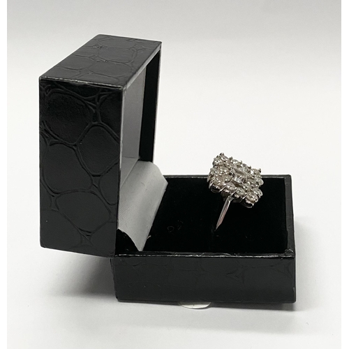 5 - A FANTASTIC 18CT WHITE GOLD ART DECO STYLE DIAMOND CLUSTER RING, with three central baguette cut dia... 