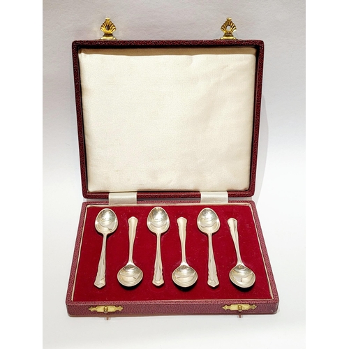 51 - A LOVELY VINTAGE CASED SET OF SILVER EGG SPOONS / COFFEE SPOONS, maker’s mark SS W LD – William Hutt... 