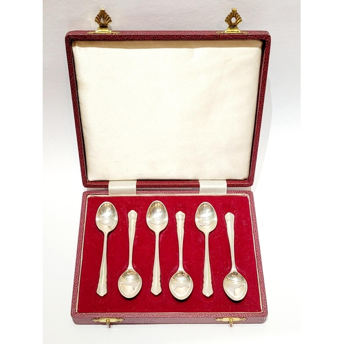 51 - A LOVELY VINTAGE CASED SET OF SILVER EGG SPOONS / COFFEE SPOONS, maker’s mark SS W LD – William Hutt... 