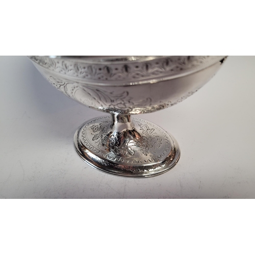 6 - A VERY FINE 18TH CENTURY IRISH SILVER BASKET, the beautifully crafted piece is decorated all over wi... 